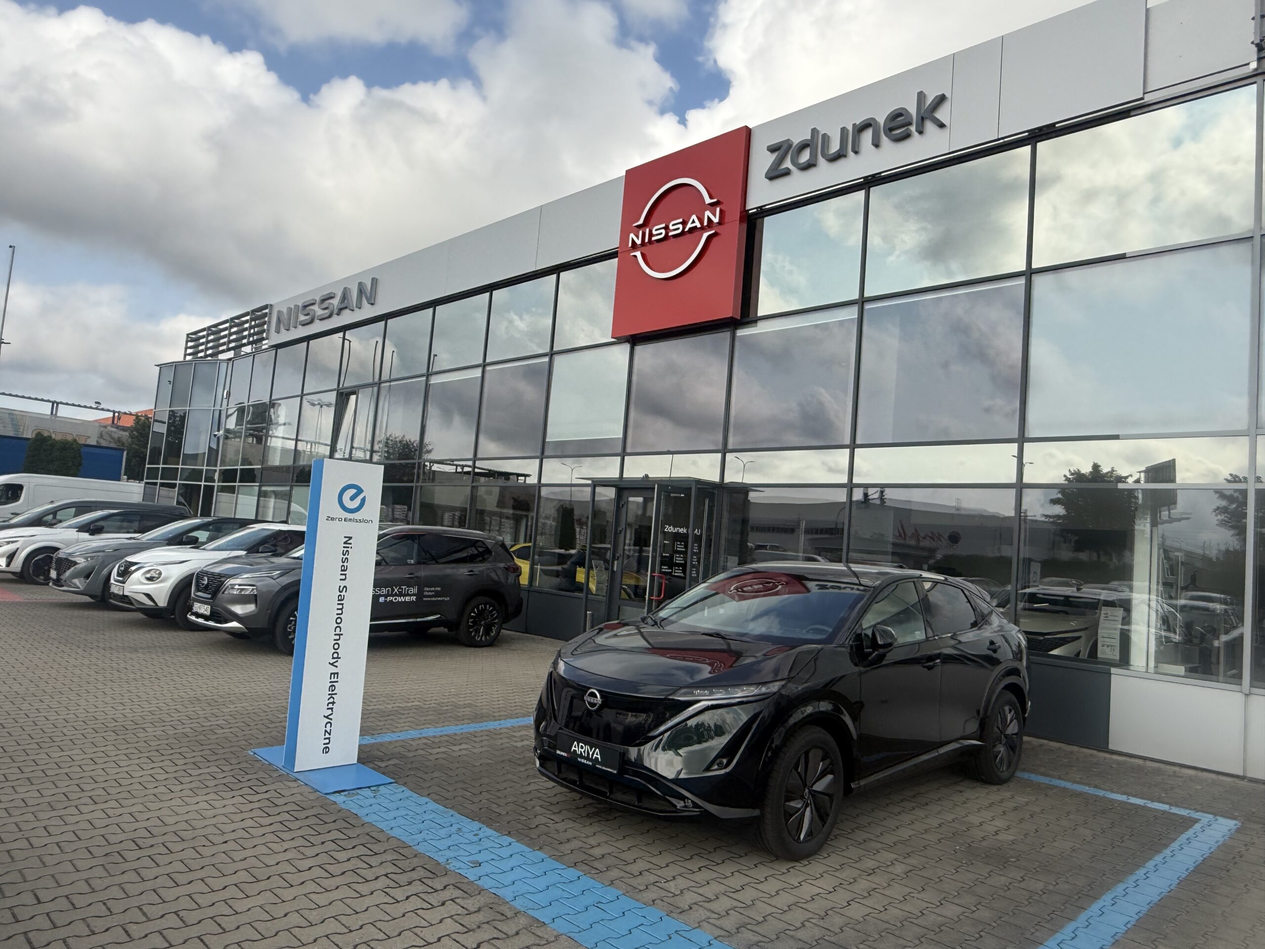 Nissan przy ul. Leonharda (w dawnej stacji firmy Max Usługa)