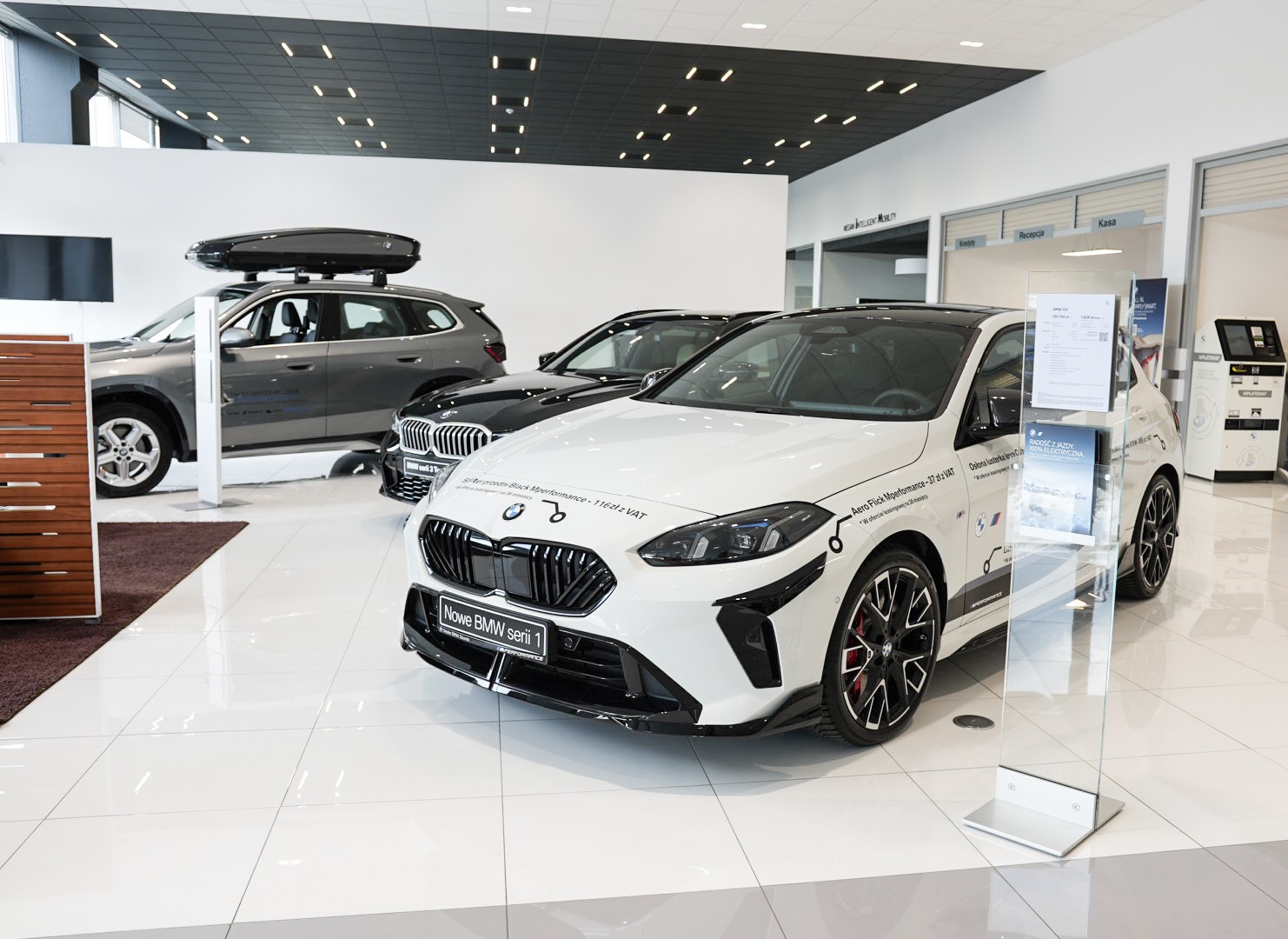 Po sąsiedzku z Nissanem uruchomiono też salon BMW. To tymczasowa lokalizacja dla tej marki premiuim, będąca efektem nowej inwestycji przy ul. Warszawskiej