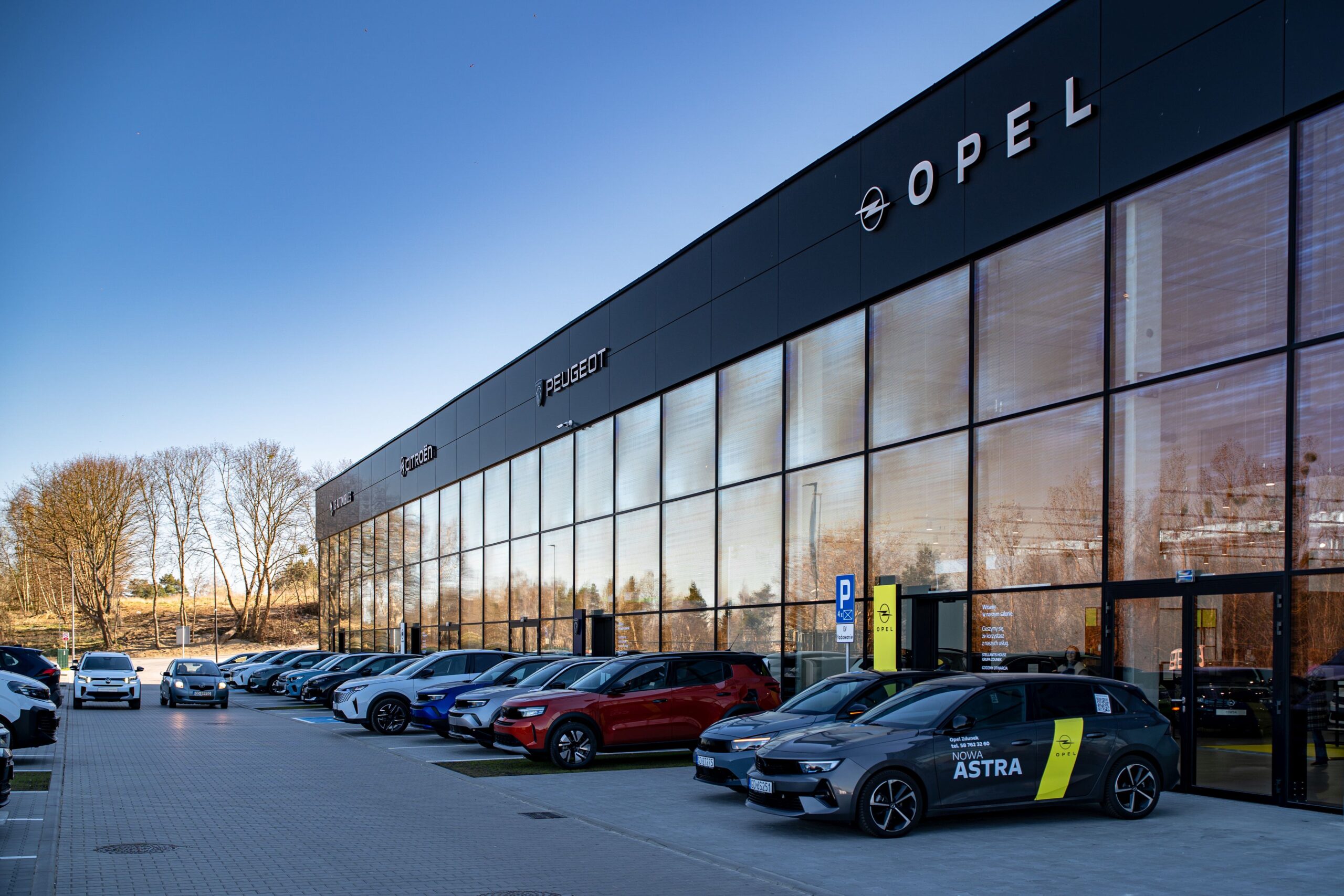 W wielomarkowej stacji Stellantisa przy ul. Mamuszki w Gdańsku dealer uruchomił również największy autoryzowany serwis w swojej grupie