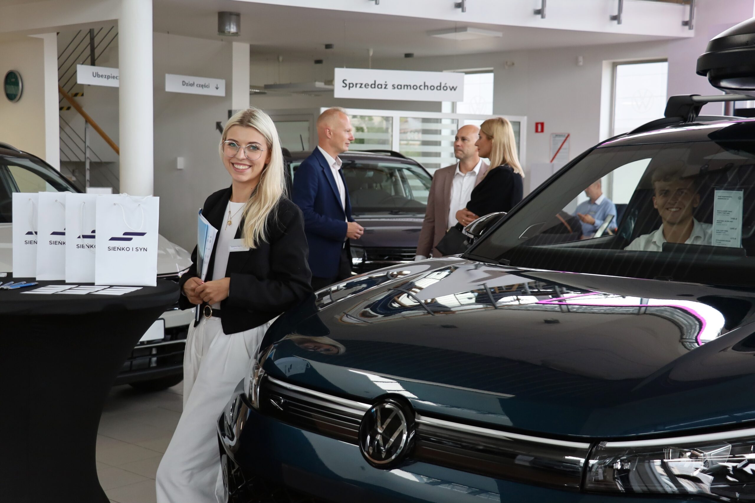 Na odwiedzających salon VW przy ul. Wysockiego w Białymstoku czekało losowanie auta, którym goście przemieszczali się do Majątku Howieny