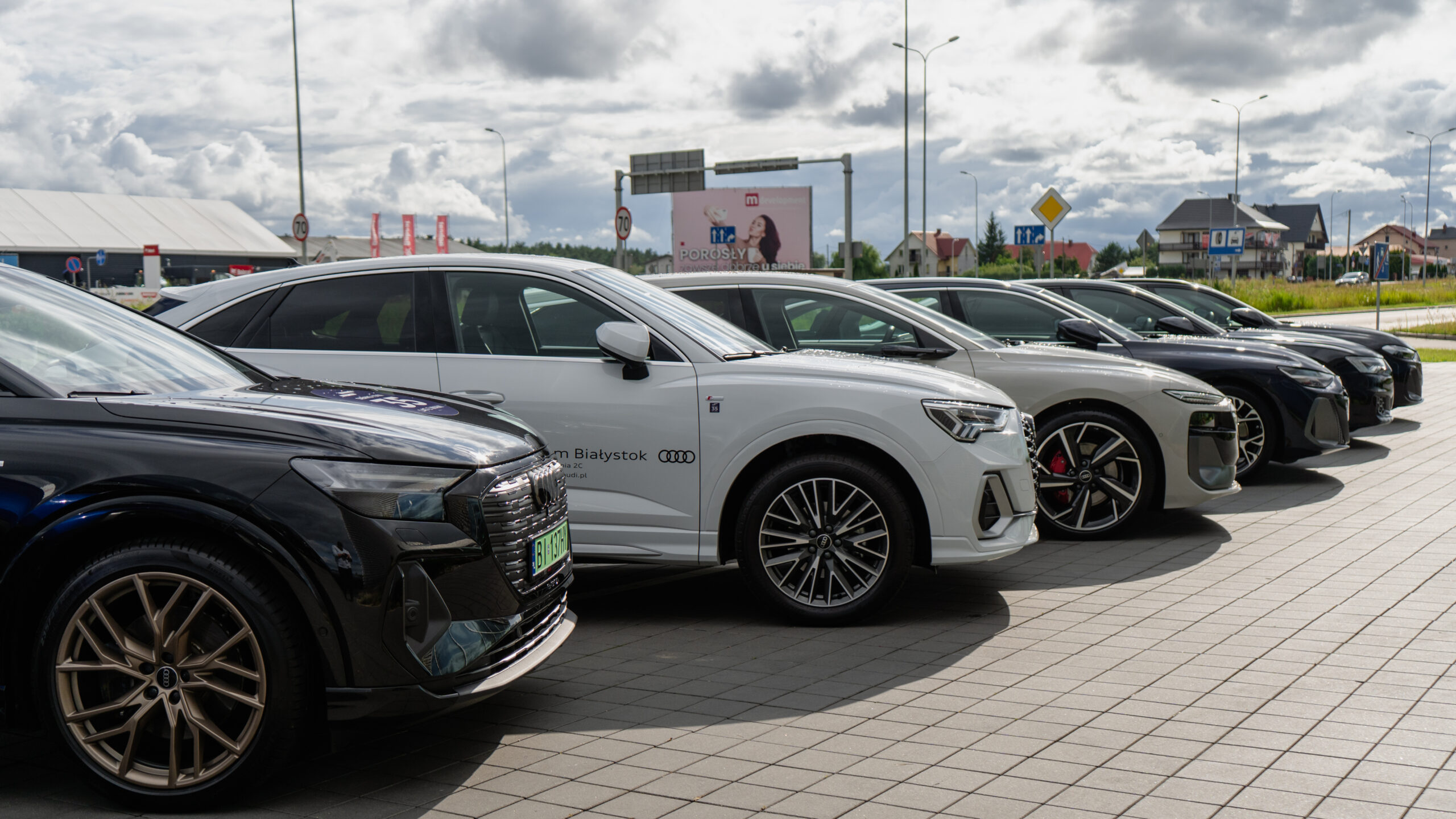 Samochody – tym razem Audi – czekały także na klientów w podbiałostockich Porosłach-Kolonii