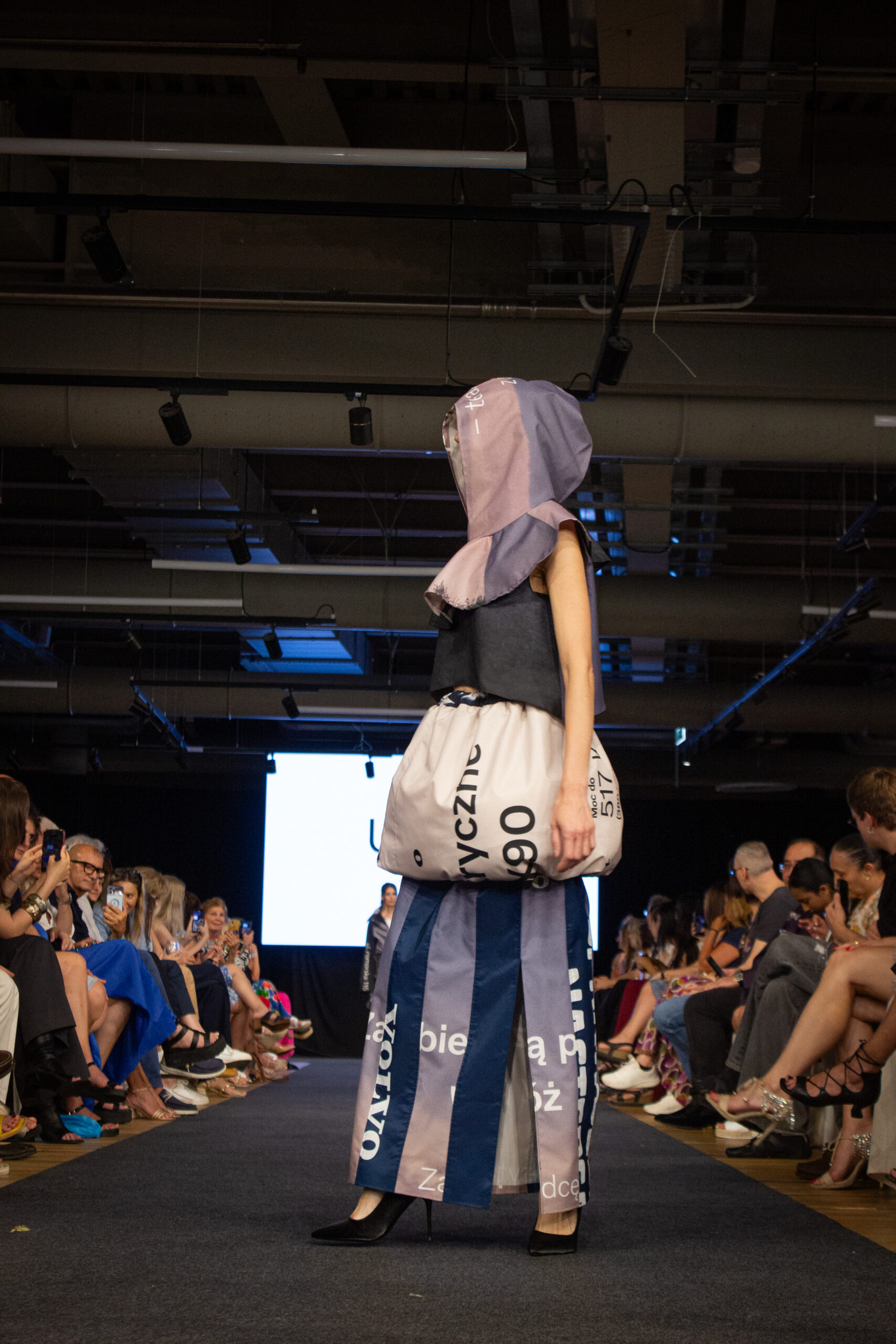 Kreacje od Auto Bruno na Torino Fashion Week. Elementy związane z marketingiem Volvo i dealera były doskonale widoczne nawet po upcyclingu