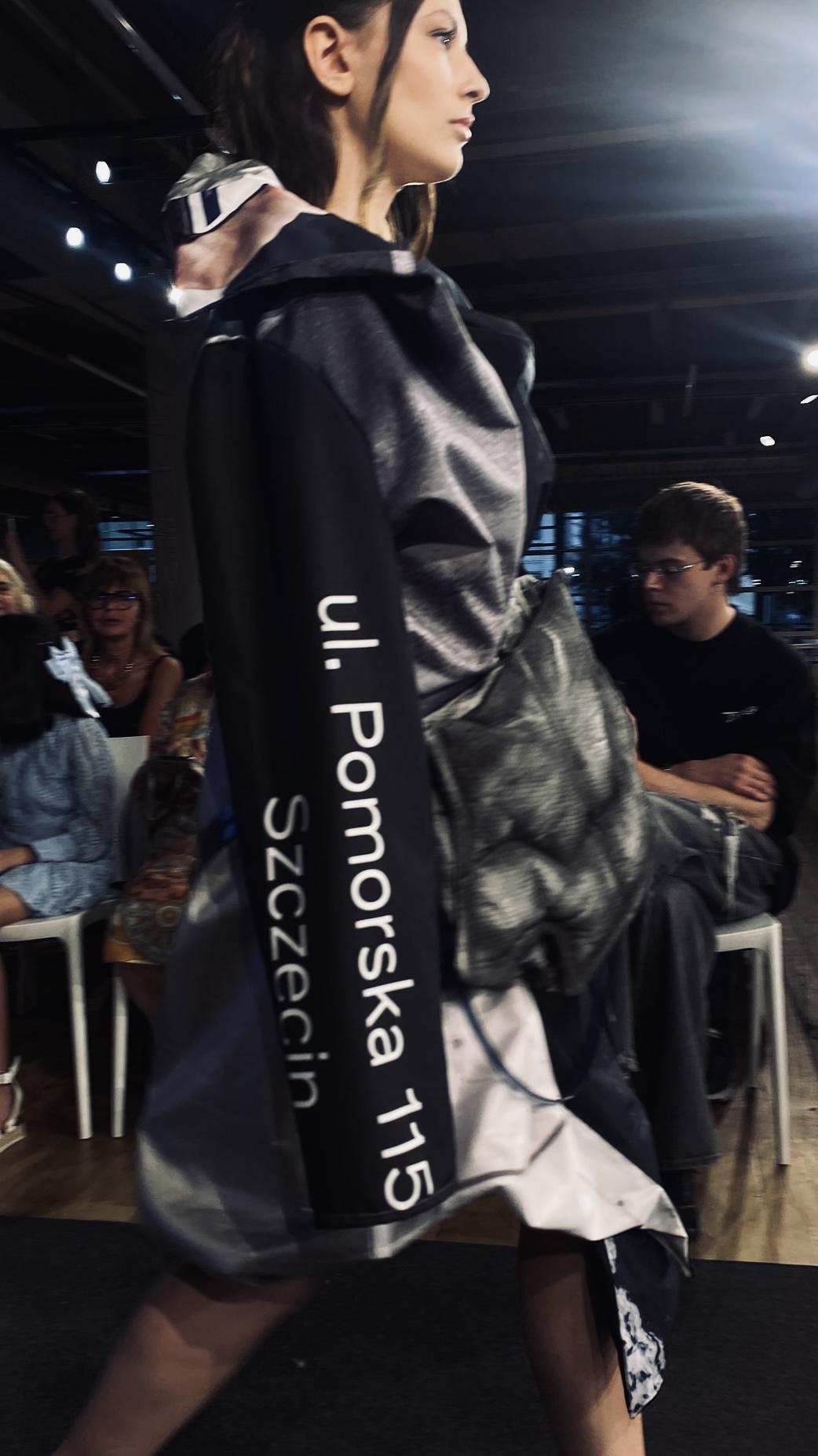 Kreacje od Auto Bruno na Torino Fashion Week. Elementy związane z marketingiem Volvo i dealera były doskonale widoczne nawet po upcyclingu
