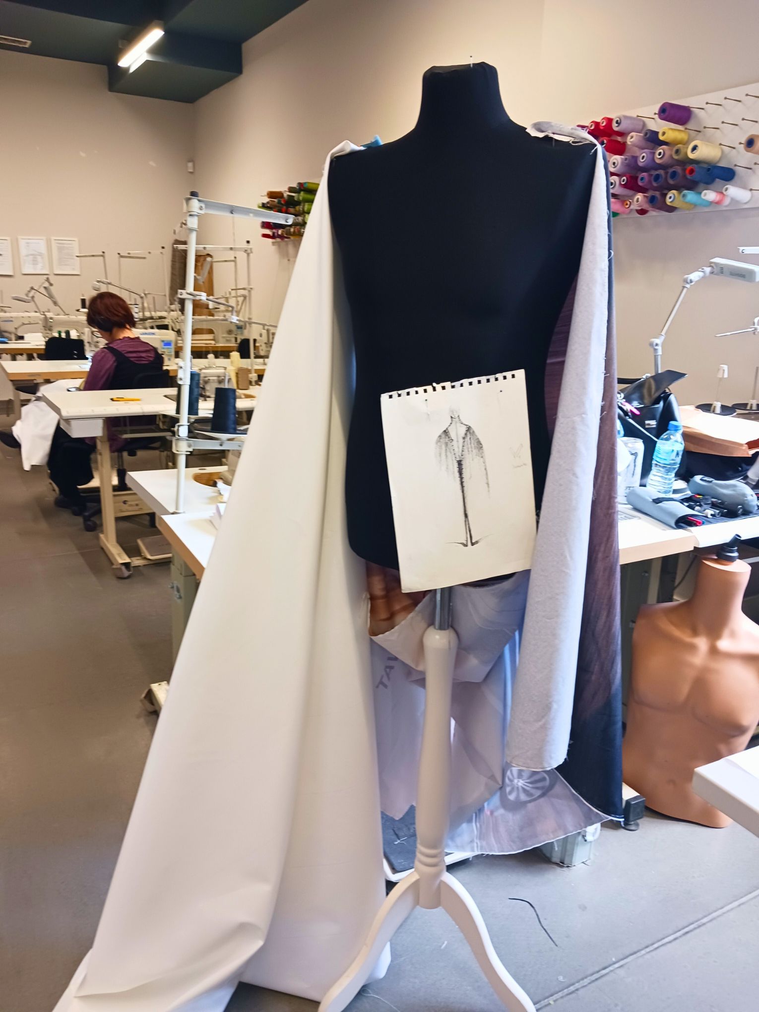 Kreacje od Auto Bruno na Torino Fashion Week. Elementy związane z marketingiem Volvo i dealera były doskonale widoczne nawet po upcyclingu