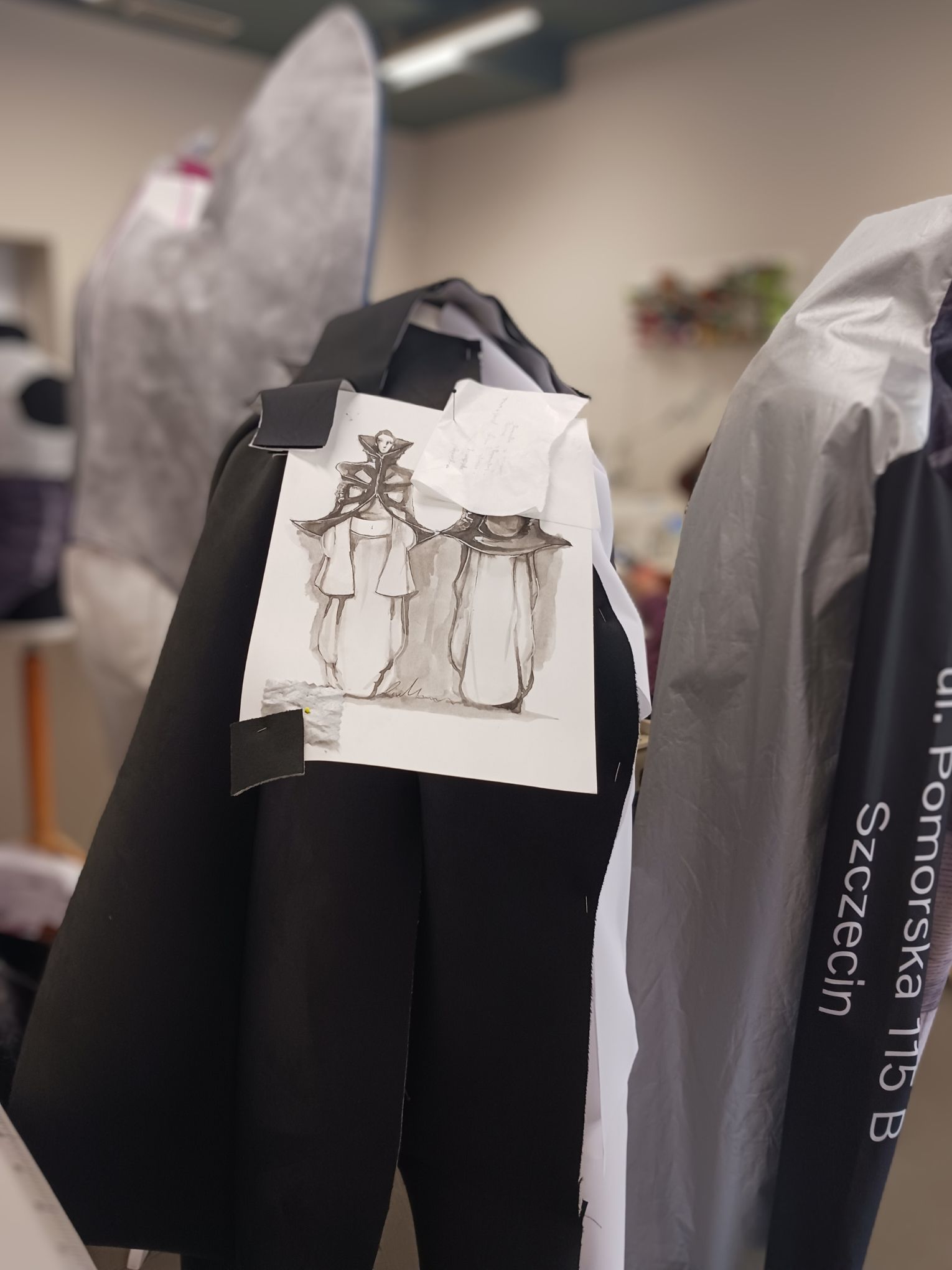 Kreacje od Auto Bruno na Torino Fashion Week. Elementy związane z marketingiem Volvo i dealera były doskonale widoczne nawet po upcyclingu