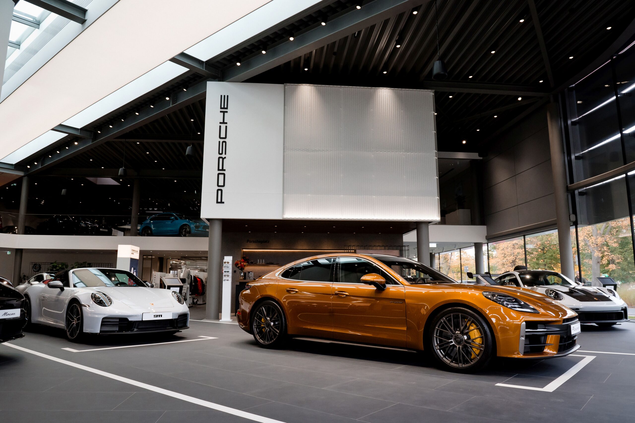 Salon w Sopocie został zaprojektowany zgodnie z koncepcją architektoniczną Destination Porsche