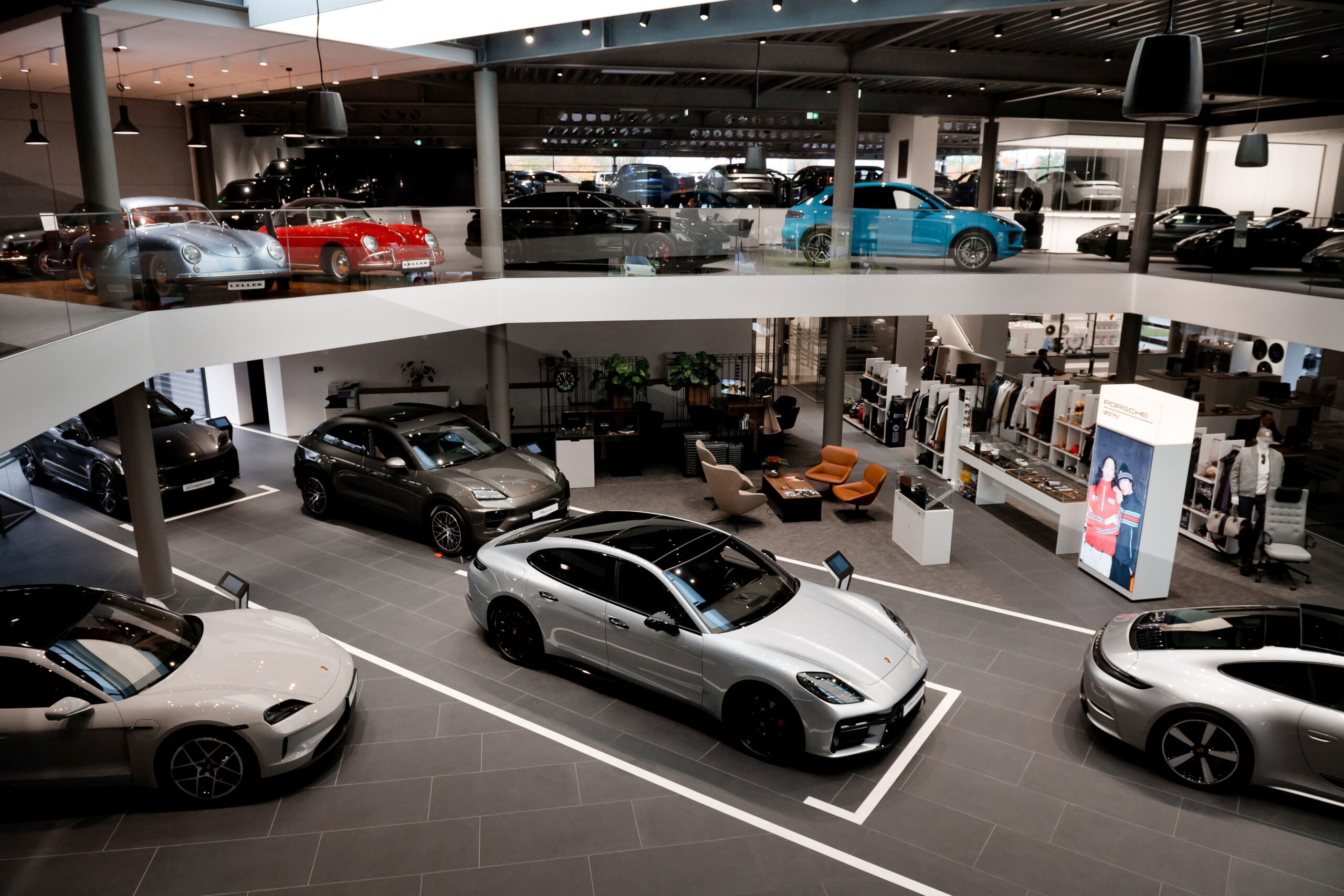 Sopocki salon eksponuje na dwóch poziomach około 50 nowych i używanych aut